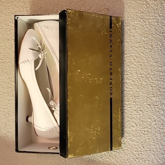 Roberto Vianni White Leather Kitten Heels - Picture 5 of 6